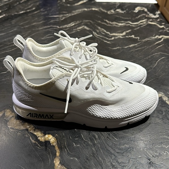 NIKE AirMax - Picture 2 of 4